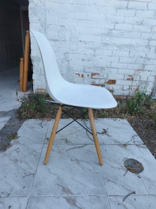 Silla de salón blanca y madera