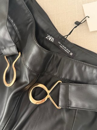 Falda polipiel negra Zara con cinturón