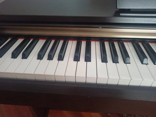 Piano Yamaha Arius