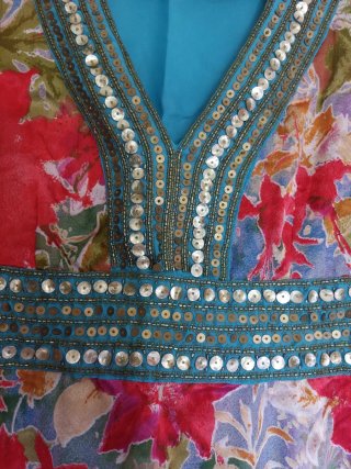 Vestido estampado floral con lentejuelas