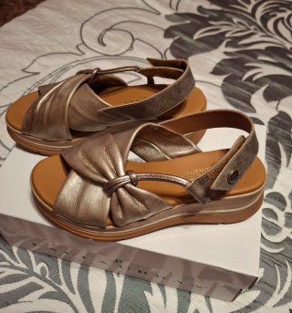 Sandalias doradas mujer