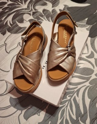 Sandalias doradas mujer