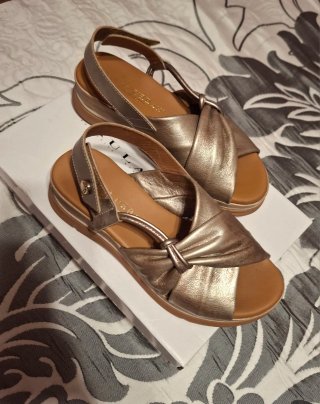 Sandalias doradas mujer