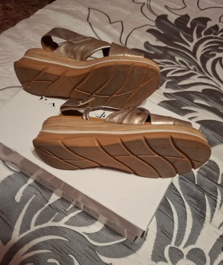 Sandalias doradas mujer