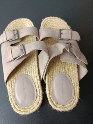 Sandalias Beige con Hebillas