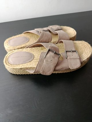 Sandalias Beige con Hebillas