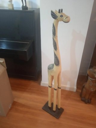 Jirafa de madera decorativa