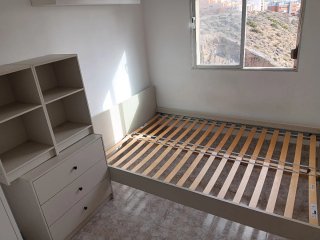 Cama Ikea 140x200 + Cómoda Mesa de noche