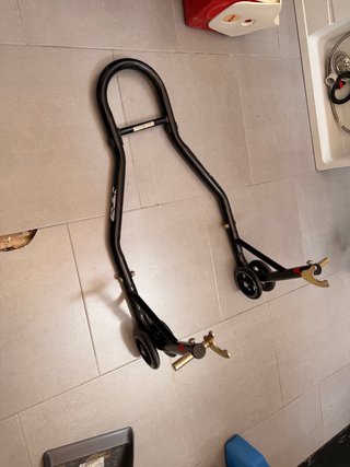 Caballete trasero moto negro