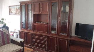 Mueble de salón de madera y cristal
