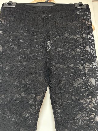 Pantalón largo de encaje negro.