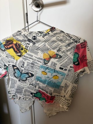 Camiseta Bershka Estampado Mariposas y Flores