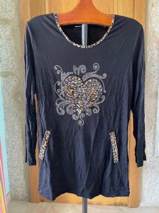 Camiseta larga negra con estampado