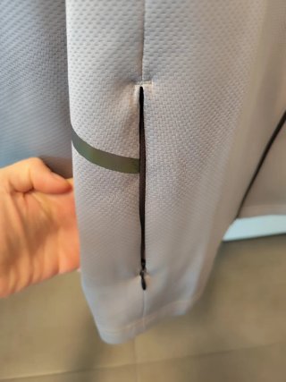 Sudadera deportiva gris con cremallera