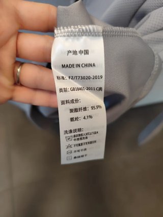Sudadera deportiva gris con cremallera