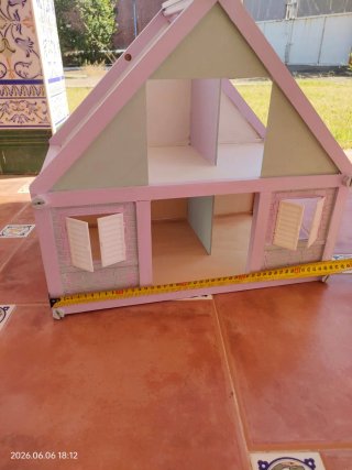 Casita de madera para muñecas