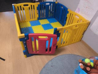 Parque infantil con baldosas de goma 134*134*57cms