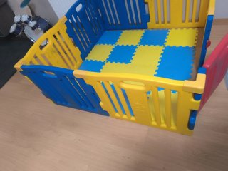 Parque infantil con baldosas de goma 134*134*57cms