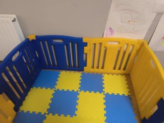 Parque infantil con baldosas de goma 134*134*57cms