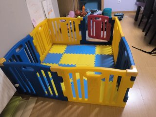 Parque infantil con baldosas de goma 134*134*57cms