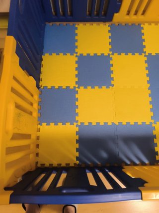 Parque infantil con baldosas de goma 134*134*57cms