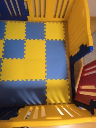 Parque infantil con baldosas de goma 134*134*57cms
