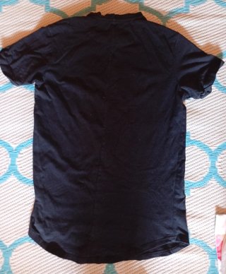 T-shirt nera con stampa floreale