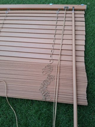 Cortina veneciana de madera marrón