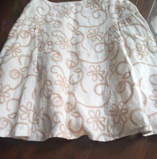 Falda beige y dorada con bordado floral