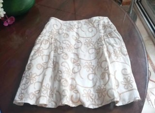 Falda beige y dorada con bordado floral