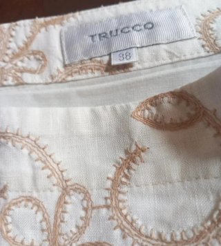 Falda beige y dorada con bordado floral