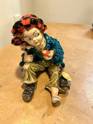 Figura vintage niño con gorro y manzana