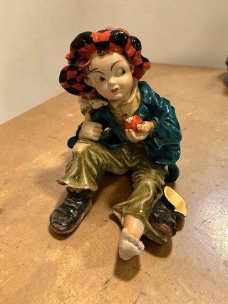 Figura vintage niño con gorro y manzana