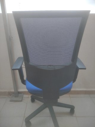 Silla de oficina azul y gris. No se reclina.