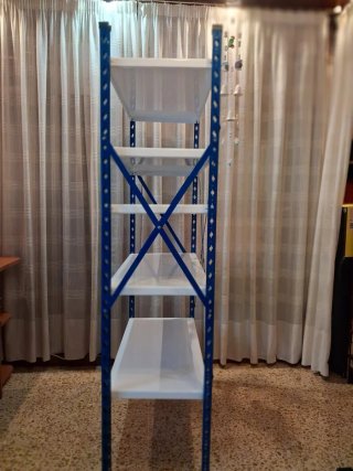 Estantería metálica azul y blanca
