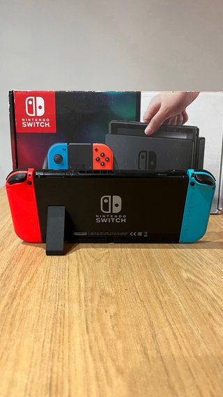 Nintendo Switch Azul y Rojo + Juego