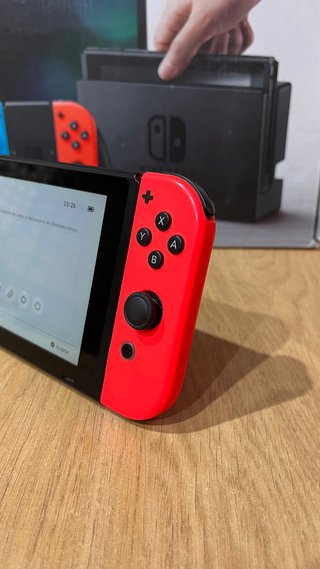 Nintendo Switch Azul y Rojo + Juego