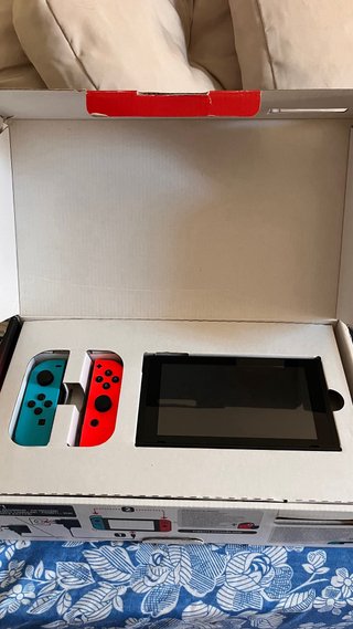 Nintendo Switch Azul y Rojo + Juego