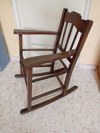 Sillón balancín antiguo de madera
