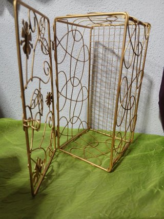 Caja decorativa metálica dorada