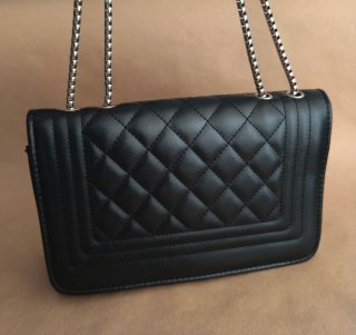 Bolso bandolera negro con cadena