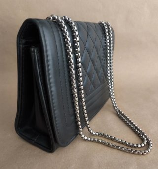 Bolso bandolera negro con cadena