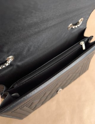 Bolso bandolera negro con cadena