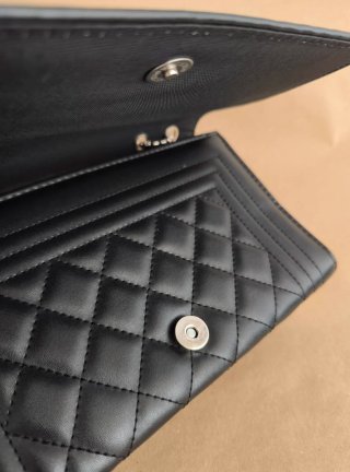 Bolso bandolera negro con cadena