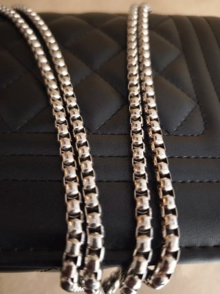 Bolso bandolera negro con cadena