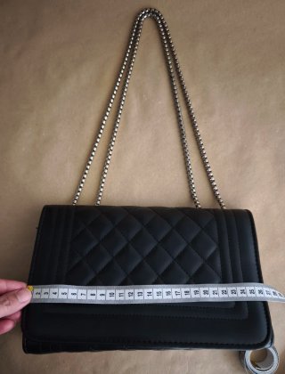 Bolso bandolera negro con cadena