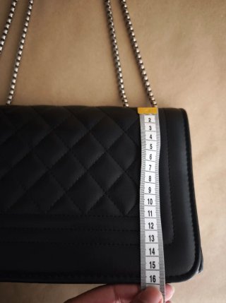Bolso bandolera negro con cadena