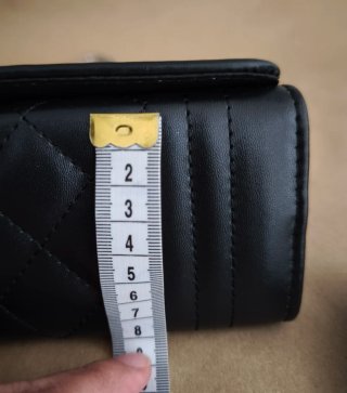 Bolso bandolera negro con cadena