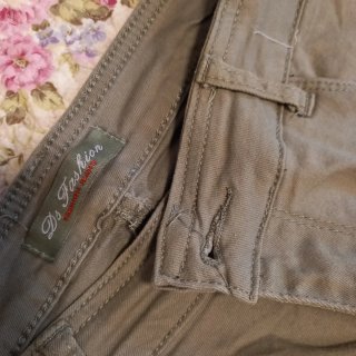 Pantalón pitillo verde caqui
