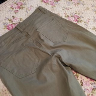 Pantalón pitillo verde caqui